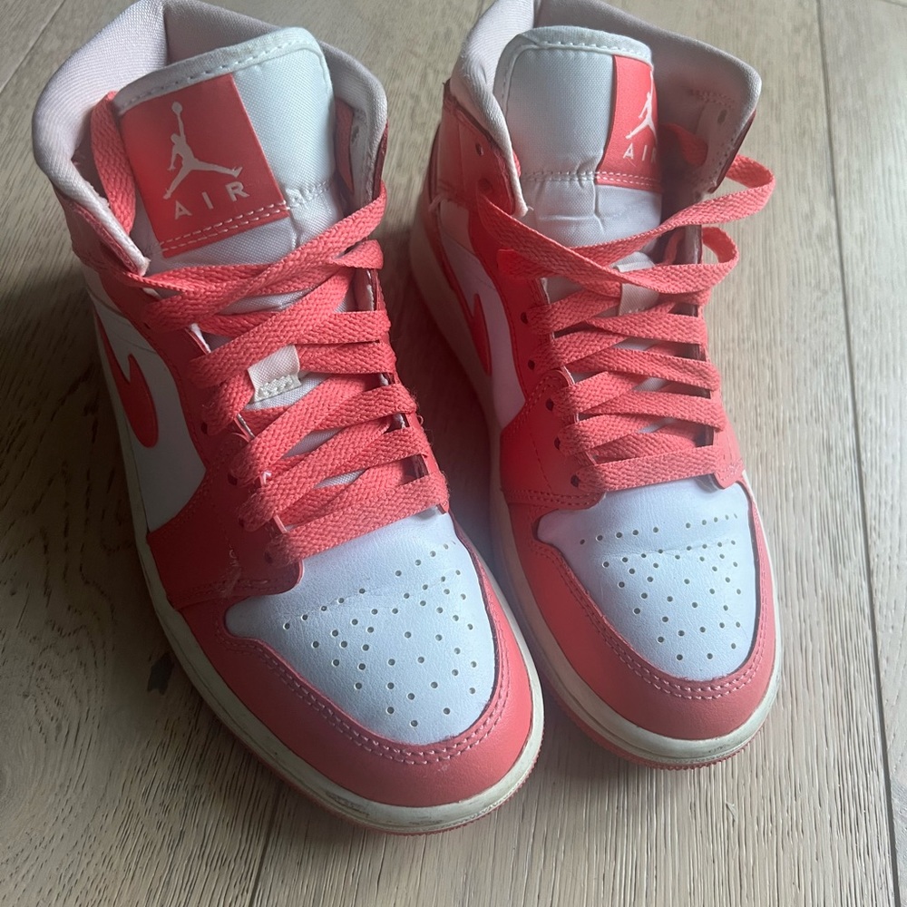 Women’s Nike hi-top dunks. Strawberry & Cream. Great condition.